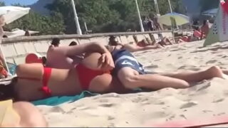 Filmados a ter relações sexuais na praia